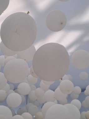Gökyüzünün arka planında beyaz balonlar
