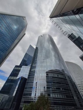 Moskova 'daki modern ofis merkezinin cam cephesi