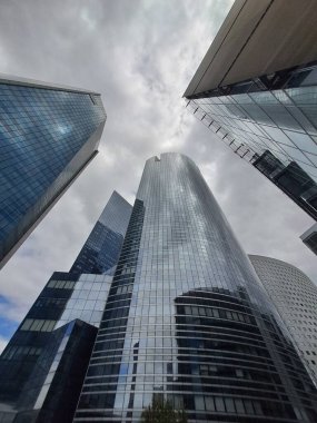 Şehrin modern binası