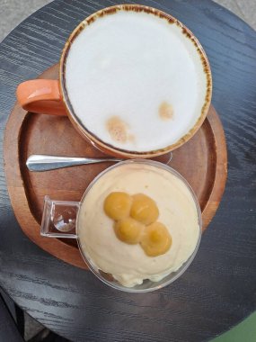 Kremalı ve çikolatalı bir fincan sıcak kahve.