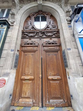 Pencereli eski ahşap kapı.