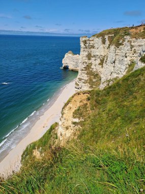 Fransa 'nın en güzel uçurumlarının kuzeyindeki Atlantik Okyanusu kıyısında.