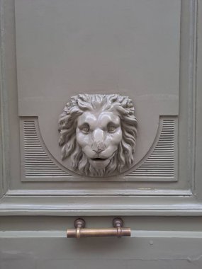 Kapıda aslan başı