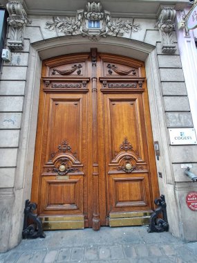 Kapısı olan eski ahşap kapı.