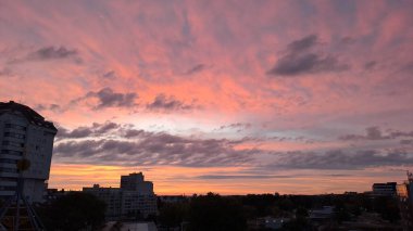 Şehrin üzerinde gün batımı