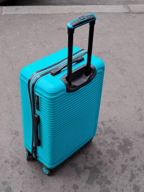 Siyah saplı mavi bavul