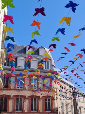 Caddelerde renkli şemsiyeler ve bayraklar