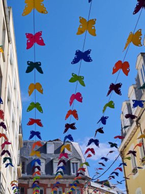 Şehirde renkli şemsiyeler var.