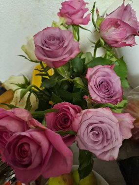 güzel bir buket gül vazoda