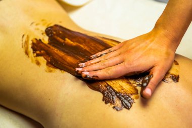 Kadın eli ve çikolata..