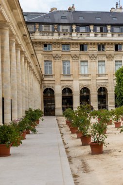 Paris, Fransa - Mayıs 19, 22, 17: 00 Versailles sarayının kraliyet bahçesinden. Adalet Sarayı