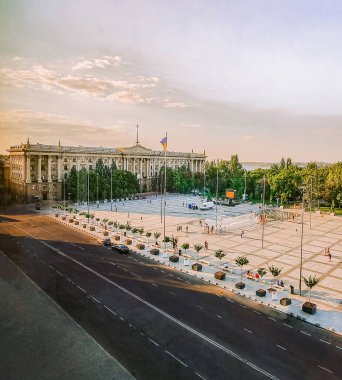 Mykolaiv, Ukrayna - 4 Ağustos 2021. Nikolaev İcra Kurulu binası, Konsey. Gri Şehir Meydanı. İnsanlar savaştan önce huzurlu bir kasabada huzur içinde dinleniyor. Üst görünüm