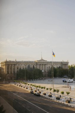 Mykolaiv, Ukrayna - 4 Ağustos 2021. Nikolaev İcra Kurulu binası, Konsey. Gri Şehir Meydanı. İnsanlar savaştan önce huzurlu bir kasabada huzur içinde dinleniyor. Üst görünüm