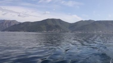 Gemide yolculuk, su dalgaları. Kotor Körfezi, Karadağ 'daki Adriyatik Denizi. Bir grup ortaçağ kasabası olan Kotor, Tivat, Perast ve Herceg Novi. Eğlence konsepti, güzel deniz manzarası