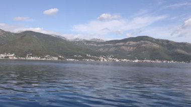 Gemide yolculuk, su dalgaları. Kotor Körfezi, Karadağ 'daki Adriyatik Denizi. Bir grup ortaçağ kasabası olan Kotor, Tivat, Perast ve Herceg Novi. Eğlence konsepti, güzel deniz manzarası