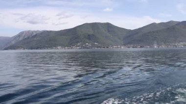 Gemide yolculuk, su dalgaları. Kotor Körfezi, Karadağ 'daki Adriyatik Denizi. Bir grup ortaçağ kasabası olan Kotor, Tivat, Perast ve Herceg Novi. Eğlence konsepti, güzel deniz manzarası