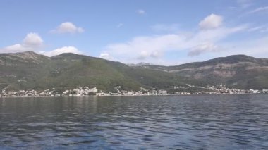 Gemide yolculuk, su dalgaları. Kotor Körfezi, Karadağ 'daki Adriyatik Denizi. Bir grup ortaçağ kasabası olan Kotor, Tivat, Perast ve Herceg Novi. Eğlence konsepti, güzel deniz manzarası