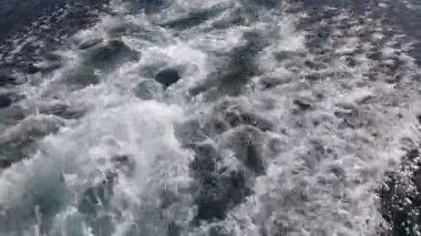 Gemide yolculuk, su dalgaları. Kotor Körfezi, Karadağ 'daki Adriyatik Denizi. Bir grup ortaçağ kasabası olan Kotor, Tivat, Perast ve Herceg Novi. Eğlence konsepti, güzel deniz manzarası