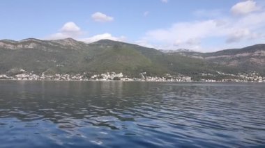 Gemide yolculuk, su dalgaları. Kotor Körfezi, Karadağ 'daki Adriyatik Denizi. Bir grup ortaçağ kasabası olan Kotor, Tivat, Perast ve Herceg Novi. Eğlence konsepti, güzel deniz manzarası
