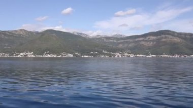 Gemide yolculuk, su dalgaları. Kotor Körfezi, Karadağ 'daki Adriyatik Denizi. Bir grup ortaçağ kasabası olan Kotor, Tivat, Perast ve Herceg Novi. Eğlence konsepti, güzel deniz manzarası