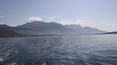 Gemide yolculuk, su dalgaları. Kotor Körfezi, Karadağ 'daki Adriyatik Denizi. Bir grup ortaçağ kasabası olan Kotor, Tivat, Perast ve Herceg Novi. Eğlence konsepti, güzel deniz manzarası