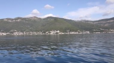 Gemide yolculuk, su dalgaları. Kotor Körfezi, Karadağ 'daki Adriyatik Denizi. Bir grup ortaçağ kasabası olan Kotor, Tivat, Perast ve Herceg Novi. Eğlence konsepti, güzel deniz manzarası
