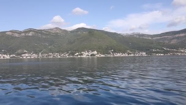 船での旅行 コトル湾 モンテネグロのアドリア海 コトル ティヴァト ペラスト ヘルセグ ノヴィの中世の町のグループ レジャーの概念は 美しい海の風景 — ストック動画