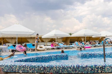 Nikolaev, Ukrayna - 18 Haziran 2021: Şehrin geri kalanı için Baldino kompleksi. Gerisi ve düğün yeri, farklı tatiller ve yaz boyunca diğer insanlar için.