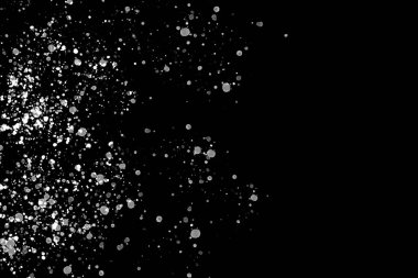 Ekran kipli reklam resimlerinde kullanılmak üzere karanlıkta izole edilmiş su damlası. Projede kullanılmak üzere karanlıkta su damlaları, bir element ya da arkaplan olarak kullanın, birleştirme için maket yapın 