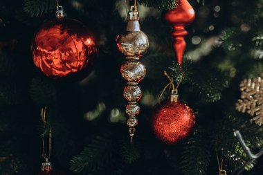  Yeni yıl oyuncakları, gümüş ve kırmızı figürlü Noel kompozisyonu. Çelenk. Mutlu bayramları kutluyoruz. Toplar sıkı tutunun. Güzel ilk ağaç dallarının yakın görüntüsü