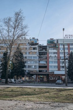 Mykolaiv, Ukrayna - 11 Mart 2023: Rusya, şehir merkezine yakın bir yerde, bir seyir füzesi, bir hava bombası ile otel binasını vurdu. Savaş konsepti. Yıkılmış çatı, duvarlar, binaların pencereleri. Hava saldırısı