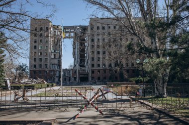 Mykolaiv, Ukrayna - 11 Mart 2023: Rusya, Mykolaiv Eyalet Bölge İdaresi binasını füzeyle vurdu. Ukrayna 'da savaş. Rus kuvvetlerinin saldırısında 37 kişi hayatını kaybetti.