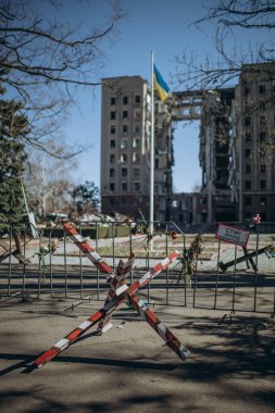 Mykolaiv, Ukrayna - 11 Mart 2023: Rusya, Mykolaiv Eyalet Bölge İdaresi binasını füzeyle vurdu. Ukrayna 'da savaş. Rus kuvvetlerinin saldırısında 37 kişi hayatını kaybetti.