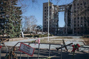 Mykolaiv, Ukrayna - 11 Mart 2023: Rusya, Mykolaiv Eyalet Bölge İdaresi binasını füzeyle vurdu. - Savaş. 37 kişi öldü. Masadaki kelimeler: 