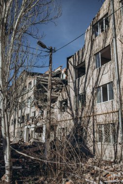 Mykolaiv, Ukrayna... 11 Mart 2023: Rus hava bombasıyla yurt binası olan enstitü, altyapı nesnesi yok edildi. Ukrayna 'da savaş konsepti. Sivil binaların yıkımı. İnsanlar öldü. 