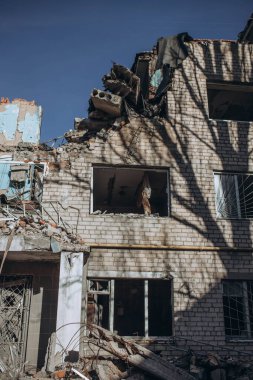 Mykolaiv, Ukrayna... 11 Mart 2023: Rus hava bombasıyla yurt binası olan enstitü, altyapı nesnesi yok edildi. Ukrayna 'da savaş konsepti. Sivil binaların yıkımı. İnsanlar öldü. 