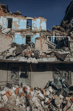 Mykolaiv, Ukrayna... 11 Mart 2023: Rus hava bombasıyla yurt binası olan enstitü, altyapı nesnesi yok edildi. Ukrayna 'da savaş konsepti. Sivil binaların yıkımı. İnsanlar öldü. 