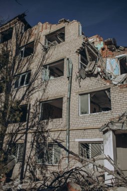 Mykolaiv, Ukrayna... 11 Mart 2023: Rus hava bombasıyla yurt binası olan enstitü, altyapı nesnesi yok edildi. Ukrayna 'da savaş konsepti. Sivil binaların yıkımı. İnsanlar öldü. 