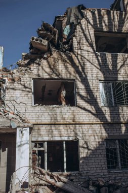 Mykolaiv, Ukrayna... 11 Mart 2023: Rus hava bombasıyla yurt binası olan enstitü, altyapı nesnesi yok edildi. Ukrayna 'da savaş konsepti. Sivil binaların yıkımı. İnsanlar öldü. 