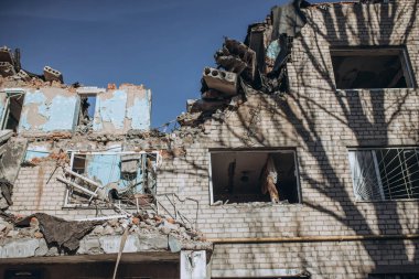 Mykolaiv, Ukrayna... 11 Mart 2023: Rus hava bombasıyla yurt binası olan enstitü, altyapı nesnesi yok edildi. Ukrayna 'da savaş konsepti. Sivil binaların yıkımı. İnsanlar öldü. 