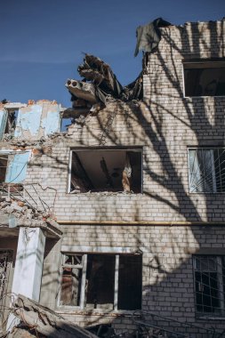 Mykolaiv, Ukrayna... 11 Mart 2023: Rus hava bombasıyla yurt binası olan enstitü, altyapı nesnesi yok edildi. Ukrayna 'da savaş konsepti. Sivil binaların yıkımı. İnsanlar öldü. 