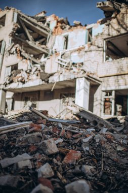 Mykolaiv, Ukrayna... 11 Mart 2023: Rus hava bombasıyla yurt binası olan enstitü, altyapı nesnesi yok edildi. Ukrayna 'da savaş konsepti. Sivil binaların yıkımı. İnsanlar öldü. 