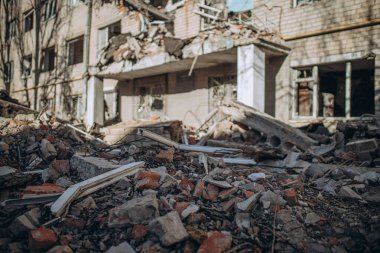 Mykolaiv, Ukrayna... 11 Mart 2023: Rus hava bombasıyla yurt binası olan enstitü, altyapı nesnesi yok edildi. Ukrayna 'da savaş konsepti. Sivil binaların yıkımı. İnsanlar öldü. 