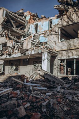 Mykolaiv, Ukrayna... 11 Mart 2023: Rus hava bombasıyla yurt binası olan enstitü, altyapı nesnesi yok edildi. Ukrayna 'da savaş konsepti. Sivil binaların yıkımı. İnsanlar öldü. 
