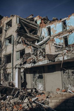 Mykolaiv, Ukrayna... 11 Mart 2023: Rus hava bombasıyla yurt binası olan enstitü, altyapı nesnesi yok edildi. Ukrayna 'da savaş konsepti. Sivil binaların yıkımı. İnsanlar öldü. 