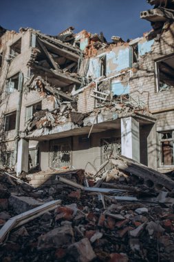 Mykolaiv, Ukrayna... 11 Mart 2023: Rus hava bombasıyla yurt binası olan enstitü, altyapı nesnesi yok edildi. Ukrayna 'da savaş konsepti. Sivil binaların yıkımı. İnsanlar öldü. 