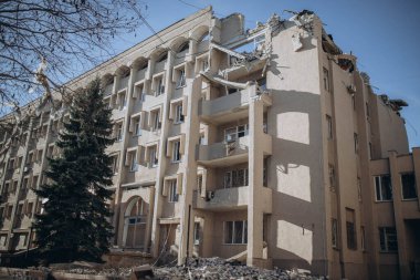 Mykolaiv, Ukrayna - 11 Mart 2023: Rusya, adını Vasyl Sukhomlynskyi 'den alan Mykolaiv Ulusal Üniversitesi' ni vurdu. Savaş konsepti. Yıkılmış çatı, duvarlar, binaların pencereleri, hasarlı mobilyalar. Hava saldırısı
