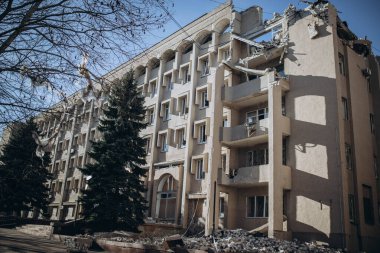 Mykolaiv, Ukrayna - 11 Mart 2023: Rusya, adını Vasyl Sukhomlynskyi 'den alan Mykolaiv Ulusal Üniversitesi' ni vurdu. Savaş konsepti. Yıkılmış çatı, duvarlar, binaların pencereleri, hasarlı mobilyalar. Hava saldırısı