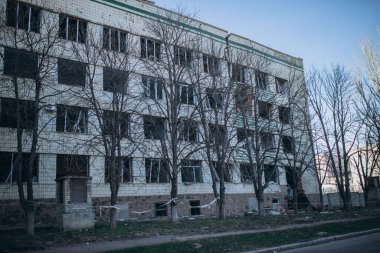 Mykolaiv, Ukrayna - 11 Mart 2023: Rusya, adını Vasyl Sukhomlynskyi 'den alan Mykolaiv Ulusal Üniversitesi' ni vurdu. Savaş konsepti. Binaların camlarını kırmış. Hava saldırısı