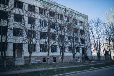 Mykolaiv, Ukrayna - 11 Mart 2023: Rusya, adını Vasyl Sukhomlynskyi 'den alan Mykolaiv Ulusal Üniversitesi' ni vurdu. Savaş konsepti. Binaların camlarını kırmış. Hava saldırısı